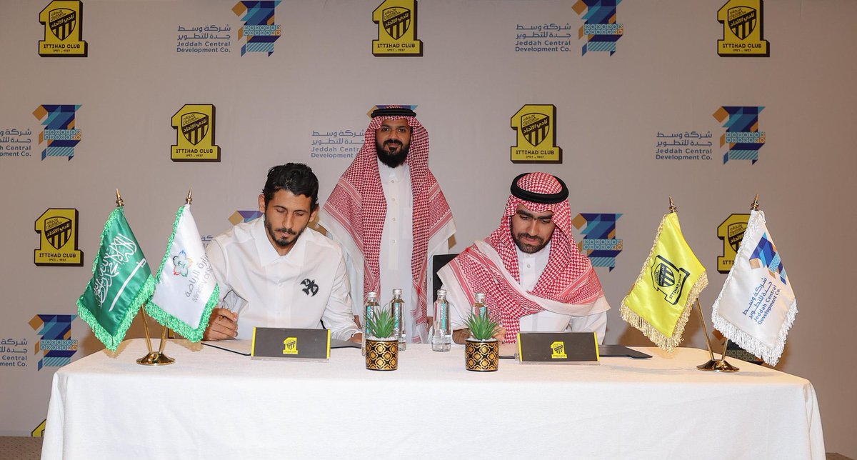 Hegazi's tweet photo. فخور اني بنتمي لنادي الاتحاد الكبير و جماهيره  و سعيد بتجديد عقدي حتي ٢٠٢٦ لتكملة المشوار و ان شاء الله نقدر نكمل مشروع النادي لتحقيق البطولات و اسعاد جماهيرنا 
و الجميع في النادي يعمل علي نفس الهدف 🖤💛 https://t.co/ir3dBXcH3K