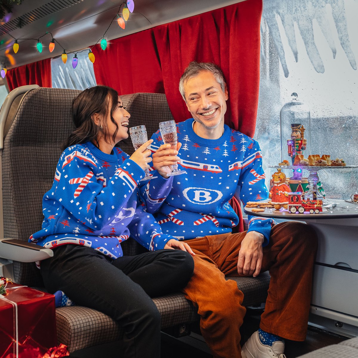 NMBS's tweet photo. Onze voorraad is bijna op voor deze Kerst...🎄🎁 Een muts voor jouw neef of een trui voor jouw nicht? Wacht niet langer en bestel nu een leuk cadeautje voor onder de kerstboom! https://t.co/NHG36dImcc https://t.co/fuVFqc7Q76