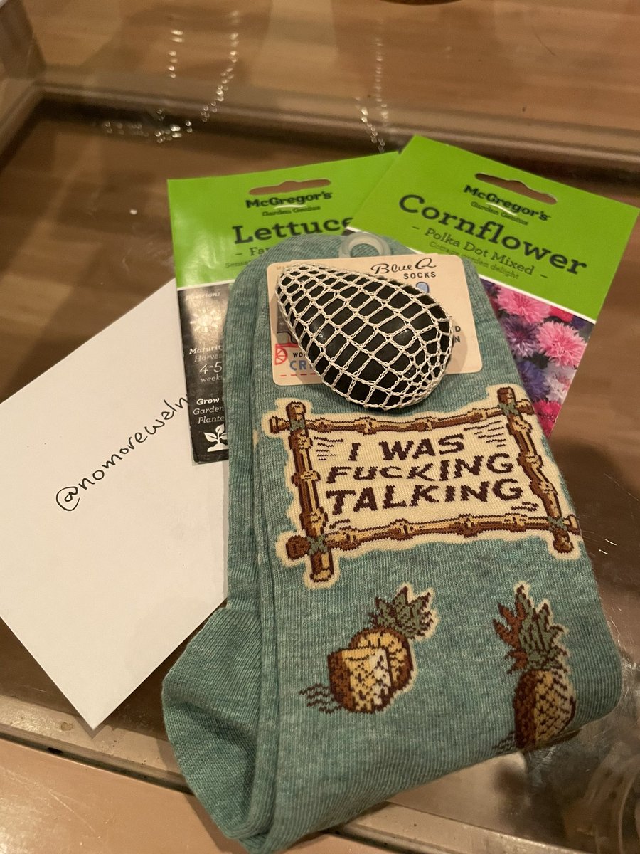 nomorewalnuts's tweet photo. The amount of thought and care that my Santa put into a gift for a literal stranger 🥹 thank you, stranger santa, this was perfect and the intricate macrame is INCREDIBLE #SecretSantaNZ2022 https://t.co/GhmHkC70rw
