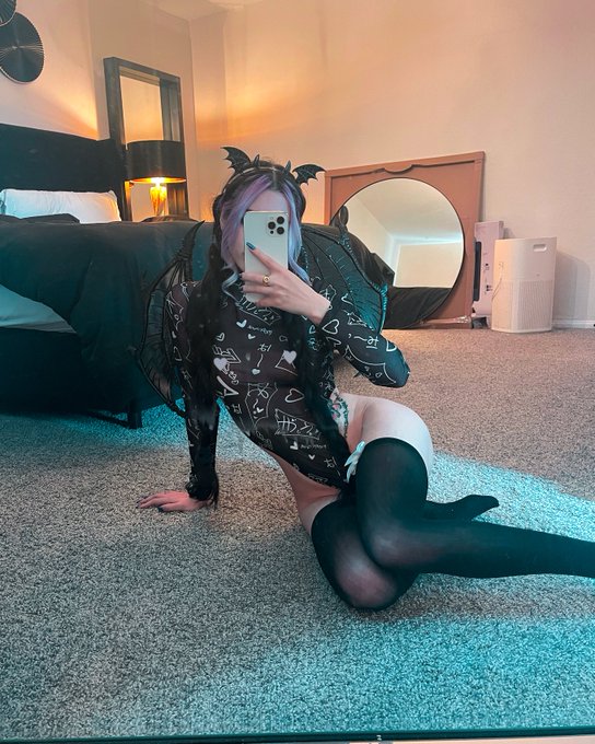 mommy succubus says hai ? https://t.co/YouEWEmRWG