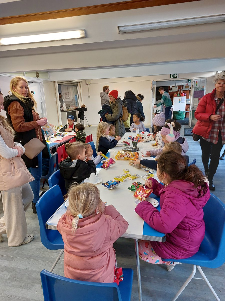 This afternoons show 'Elves' at the Alton Activity Show was packed out. The kids were singing & shouting out as a dog, a very large mouse & elves appeared as well as magic dancing boots. Jo & Orode hosted a tasty tea party after. Thanks @tweetjellyfish see you soon 🌲🎅🏼