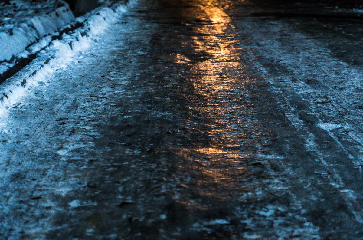 PlanoEM's tweet image. This is your reminder to turn off your sprinklers before the cold snap tomorrow! Water that lands on sidewalks and streets turn to ice and makes it slick and hazardous for pedestrians, drivers, and cyclists. #Plano #dfwwx