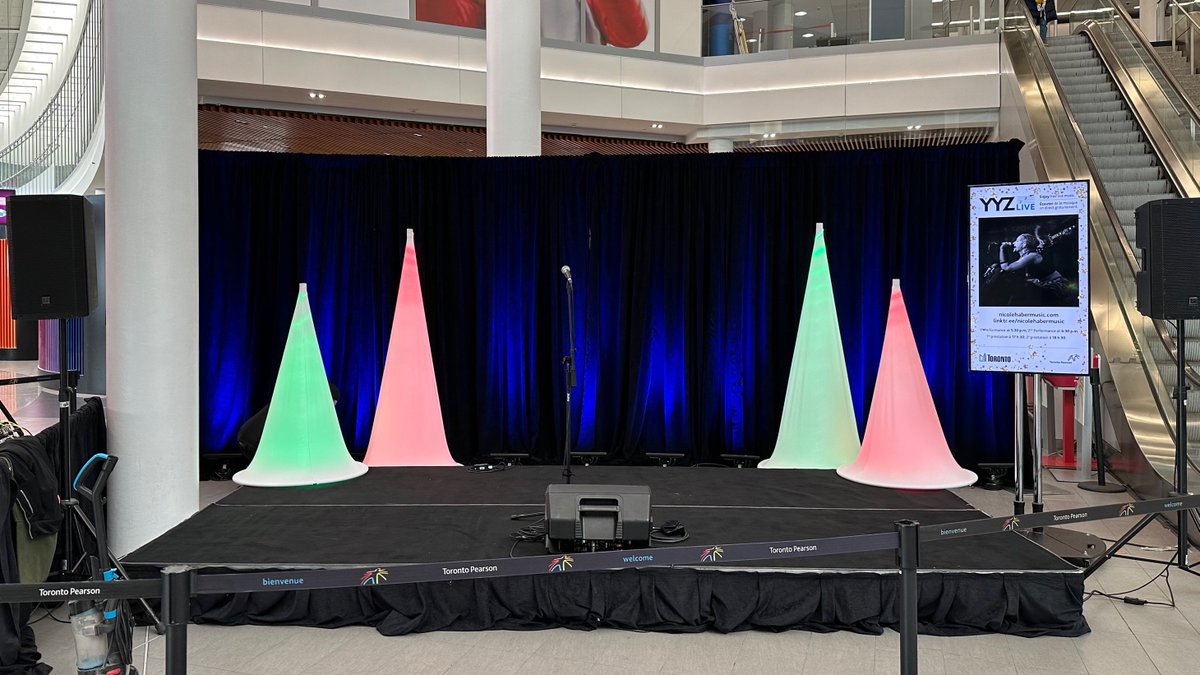 TorontoPearson's tweet photo. Our #YYZLive holiday edition kicked off yesterday! Check out our new festive stage in T1 made by 
@qproinc. Drop by and enjoy one of the many performances. View the list : https://t.co/4vwezryGv5 https://t.co/zZ0exF1A4i