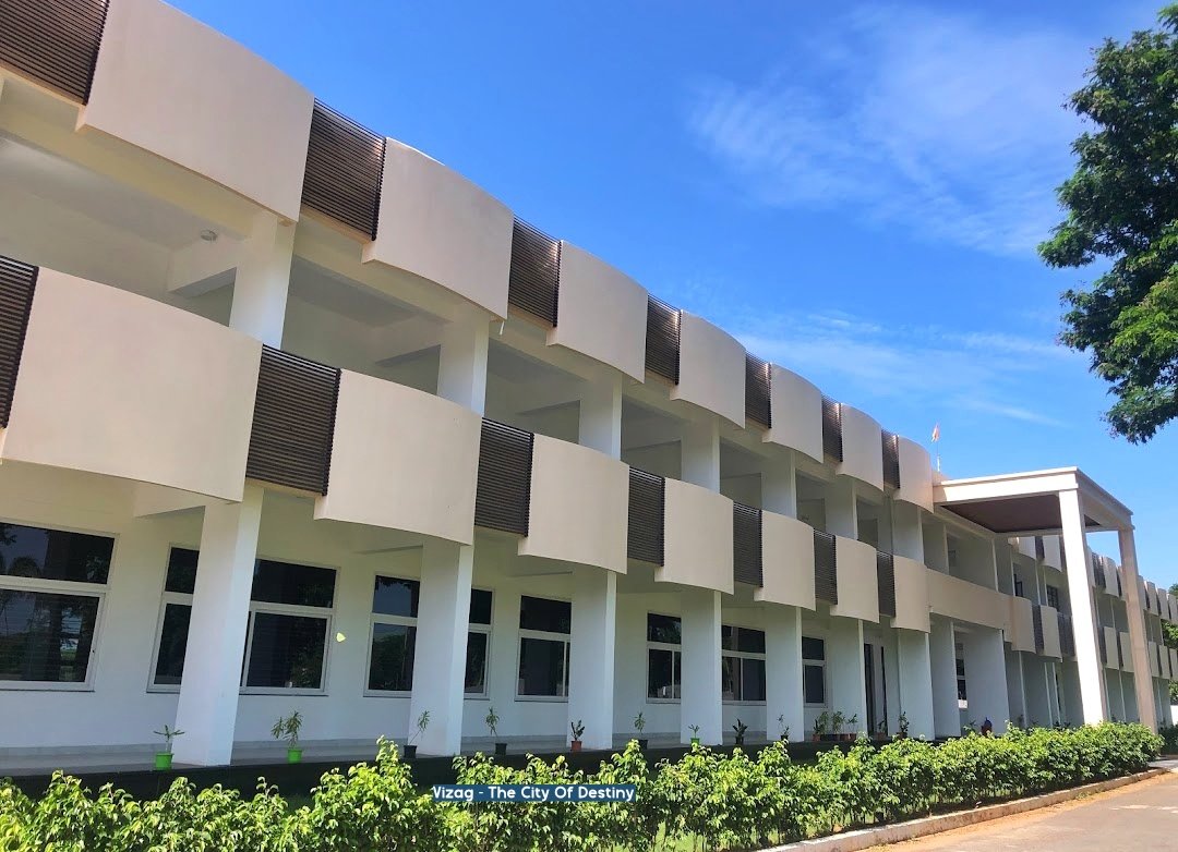 Justice_4Vizag's tweet photo. 22. Newly Inaugurated #TechBulls IT Company In Ongole 👍
★ Employment : 3000 People
• CM YS Jagan Virtually Inaugurated This Campus On June 23, 2022
#HBDYSJagan #YSJagan #InvestInAP #BuildAP #YSJaganMarkGovernance https://t.co/hlVXedLoDK