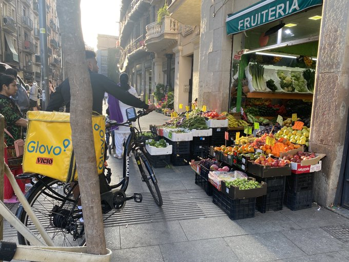 MarcFerre_Cat's tweet photo. L'Ada Colau enxufa i enxufa gent a l'Ajuntament de Barcelona a costa nostra. Pràcticament tots cobren 100.000€. Així, tal qual, la que venia a canviar les institucions i la manera de fer política. https://t.co/09pMpMfWPU