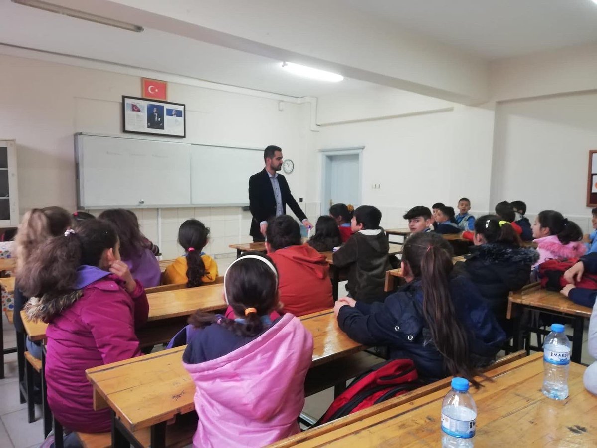 Elbistanram's tweet photo. Bu kapsamda Çatova İlk-Ortaokulu ve Akören Şehit Hüseyin Emre Kul İlk-Ortaokuluna “Bilinçli Teknoloji Kullanımı ” ve “ Üst Öğrenime Geçiş Sınavları” öğrenci seminerleri kurumumuz Psikolojik Danışman/Rehber Öğretmenleri tarafından gerçekleştirilmiştir. https://t.co/Y3axmcIJcD
