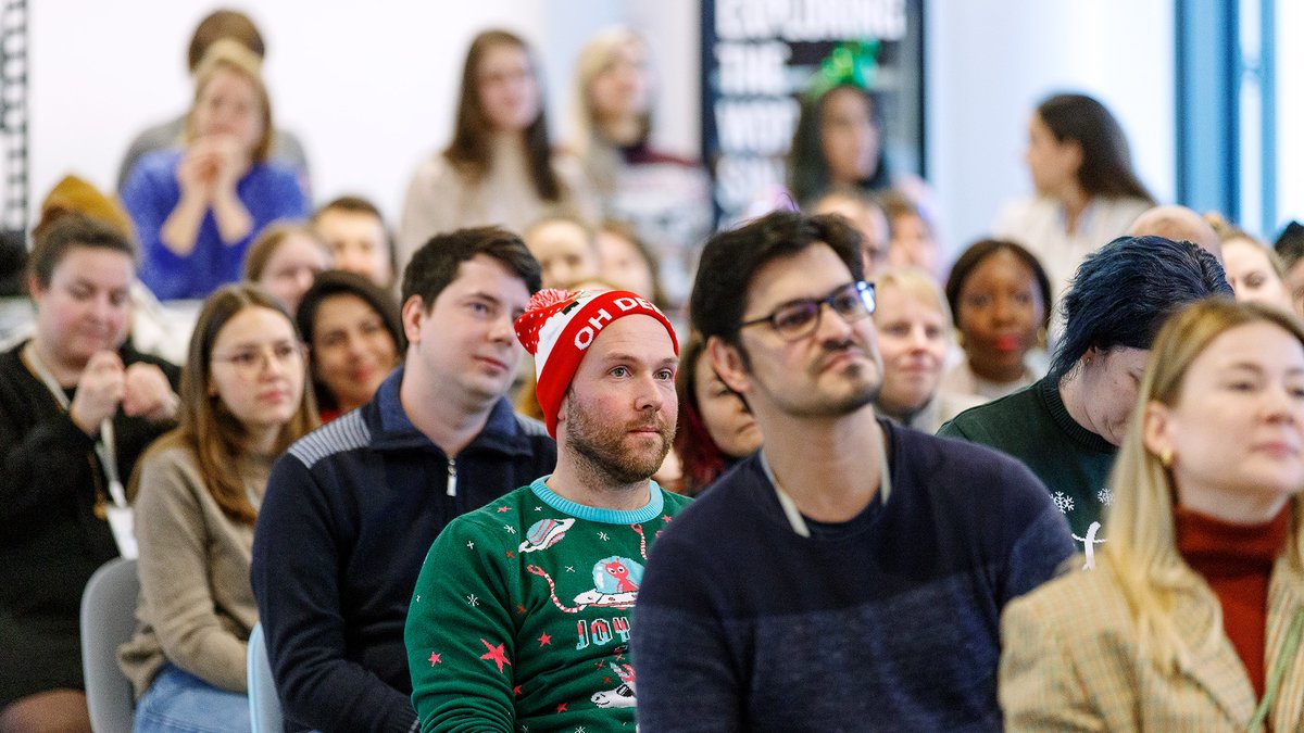 Lifeattrivago's tweet photo. Last week we had our last company All Hands of 2022! After discussing this year’s milestones, achievements, and learnings, our leadership team organized a holiday raffle with special presents from each member of the team 🎁  

#lifeattrivago #allhands https://t.co/ULVsdD2S2f