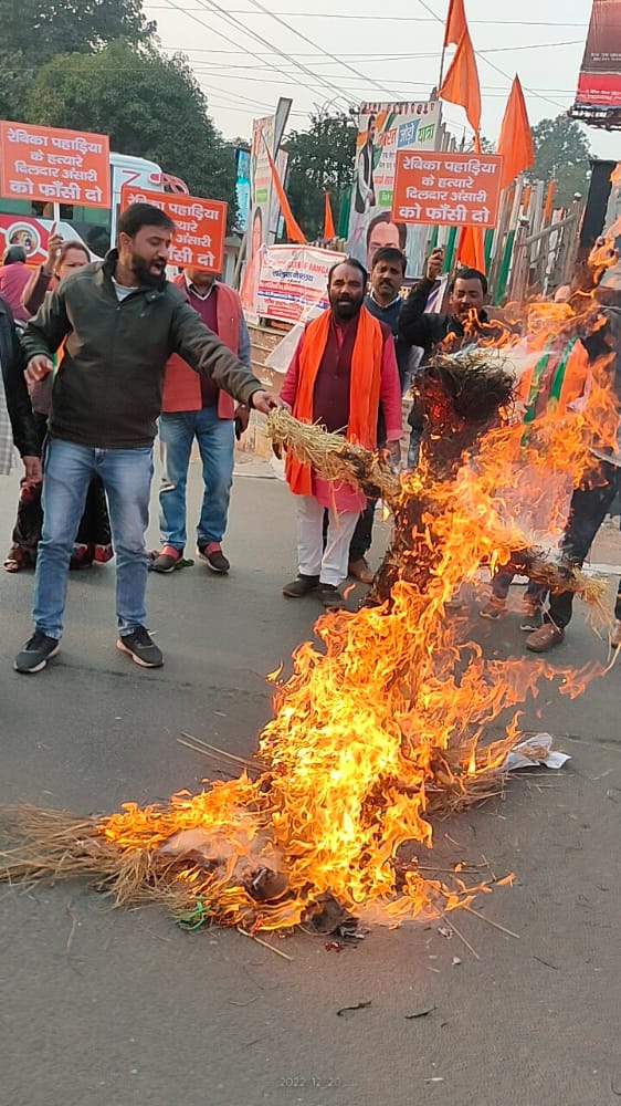 TarunKumarSaw2's tweet photo. कुछ दिन पूर्व झारखंड हाई कोर्ट के द्वारा सरकार की बनाई हुई नियोजन नीति को असंवैधानिक करार देते हुए खारिज कर तथा रुबिका पहाड़िया की निर्मम हत्या के खिलाफ ह्रदय स्थली सुभाष चौक पर @RmgNagarBJYM के द्वारा हेमंत सोरेन का पुतला दहन किया गया। @PravinM32470783 https://t.co/eIlM1CQ8zF