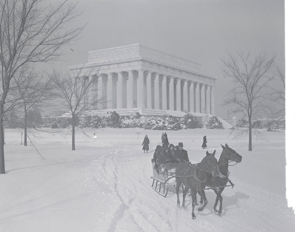 
Horse-driven sleigh on a snowy path near the Lincoln Memorial (Bettmann/ Getty Images)