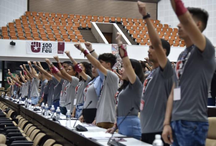 El Primer Secretario del Comité Central del Partido y Presidente de Cuba, <a href="/DiazCanelB/">Miguel Díaz-Canel Bermúdez</a>  , participa este martes en la sesión plenaria del X Congreso FEU, organización estudiantil universitaria que arriba a su centenario de fundada. <a href="/BetsyDazVelzqu2/">Betsy Díaz Velázquez</a> <a href="/RGZapata500/">Reinaldo García Zapata</a> <a href="/EPCLaHabana/">Empresa Provincial de Comercio La Habana</a>
