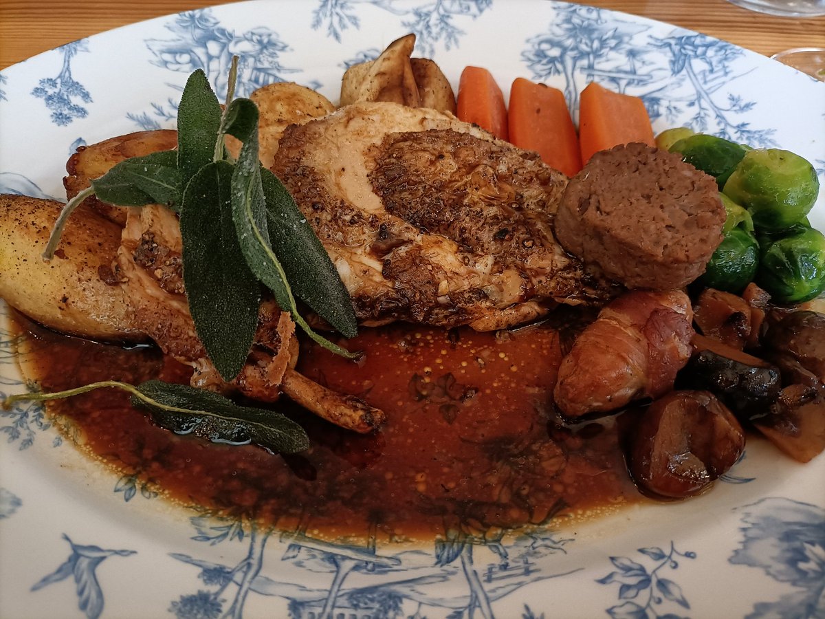 JayneYo67010930's tweet photo. Fantastic Christmas lunch @pantygwydrfood #Swanea and meeting up with friends ahead of Christmas #stuffed #happy https://t.co/6qpbbXpkNQ