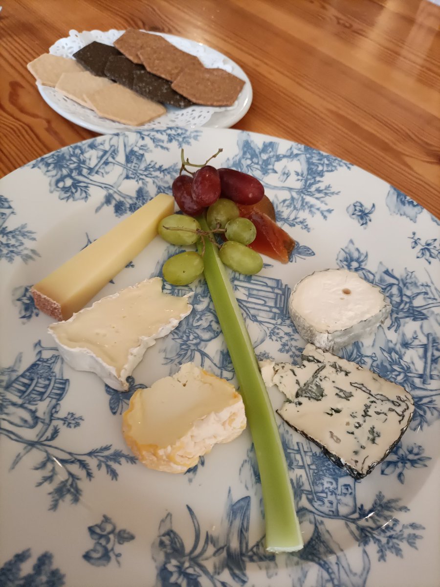JayneYo67010930's tweet photo. Fantastic Christmas lunch @pantygwydrfood #Swanea and meeting up with friends ahead of Christmas #stuffed #happy https://t.co/6qpbbXpkNQ