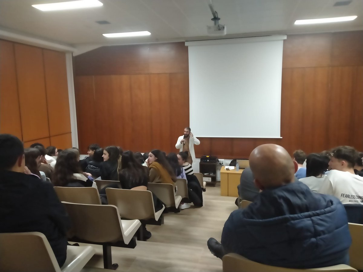 Hamdadsaid15's tweet photo. El pasado 10/12 fue el Día Internacional de los #DerechosHumanos 
Con este motivo, el colegio de Santa Margarita acoge una charla sobre el tema impartida por mi como miembro del equipo de Protección Internacional @ecosdosur y mi compañero Djibril. https://t.co/QZVveGCklf
