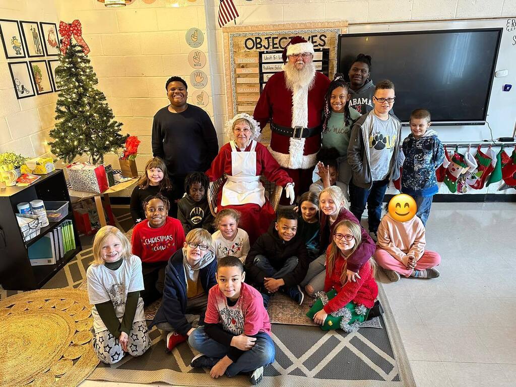 When your class was sooo good this year, that 2 Santas came by to visit 🎅🏼🎄🎁
I hate to brag but they really are the best class in the whole school; I tell them every day!😉❤️ #iteachthird #illuminateiola #pcss #pellcityschools instagr.am/p/CmZVAEEMJ-Y/