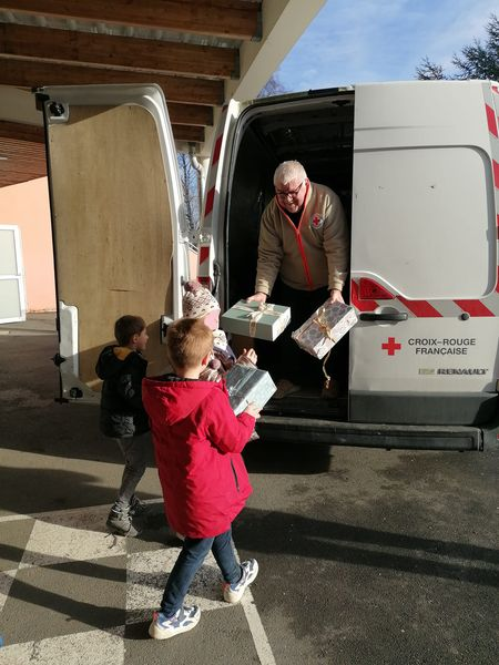 CrfCaen's tweet photo. Un immense merci à Élise et Marie-Jo, de «Famille rurale de Bourguebus » d’avoir organisées et centralisées les transports pour cette superbe collecte. https://t.co/EblFRPKC67