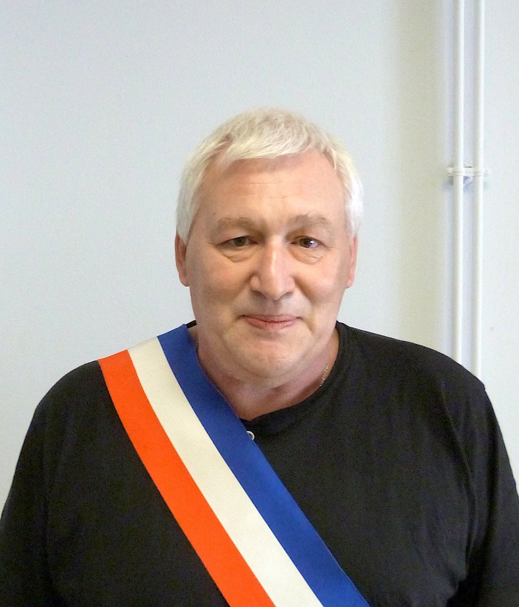InfosFrancaises's tweet photo. Côte-d'Or : mis en examen pour détention d’images et vidéos pédo-pornographiques, le maire de la commune d'Échenon démissionne (préfecture). https://t.co/OHIUJfY4wb