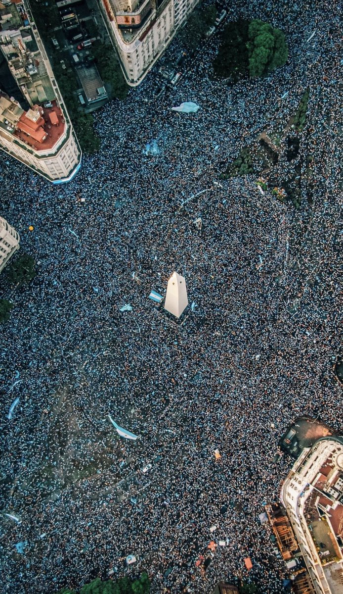 Hoy será recordado como el día en q los héroes de la #SeleccionArgentina  #LaScaloneta  llenó las calles de un país con MILLONES de argentinos felices, rechazando a la política, a la Casa Rosada y esta, HUMILLADA, los llamó “desclasados”. GENIOS, HÉROES, #CampeonesDelMundo ⭐️⭐️⭐️