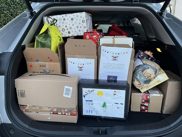 CrfCaen's tweet photo. Un grand merci aux familles des Micro-Crèches Madou pour leur générosité 🙏
Ils ont collecté près de 30 boîtes solidaires ainsi que des vêtements chauds. 
Ces paquets seront remis aux plus démunis pour les fêtes de Noël 🎄 https://t.co/IRcng3kI9r