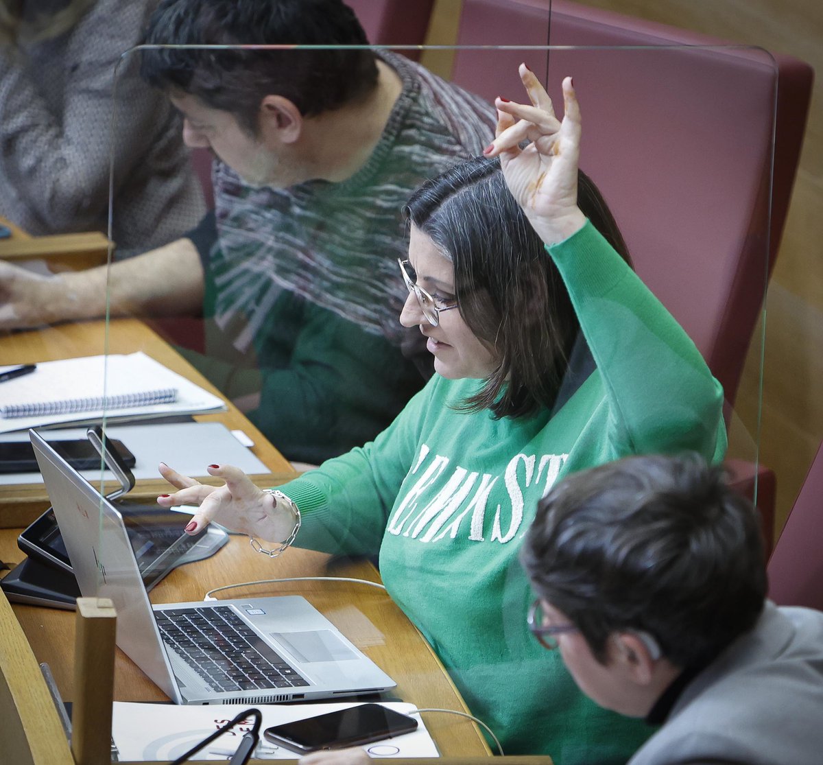 EstefaniaBlanes's tweet photo. ♻ En matèria d'#EnergiesRenovables, sempre ens trobareu en la defensa del territori davant els interessos especuladors, i en el foment del consum energètic de proximitat. 

🔋 Celebrem l'acord per la creació de l'Agència Valenciana de l'Energia, però no és suficient.

🧵🪡 https://t.co/woYXGZgrYN