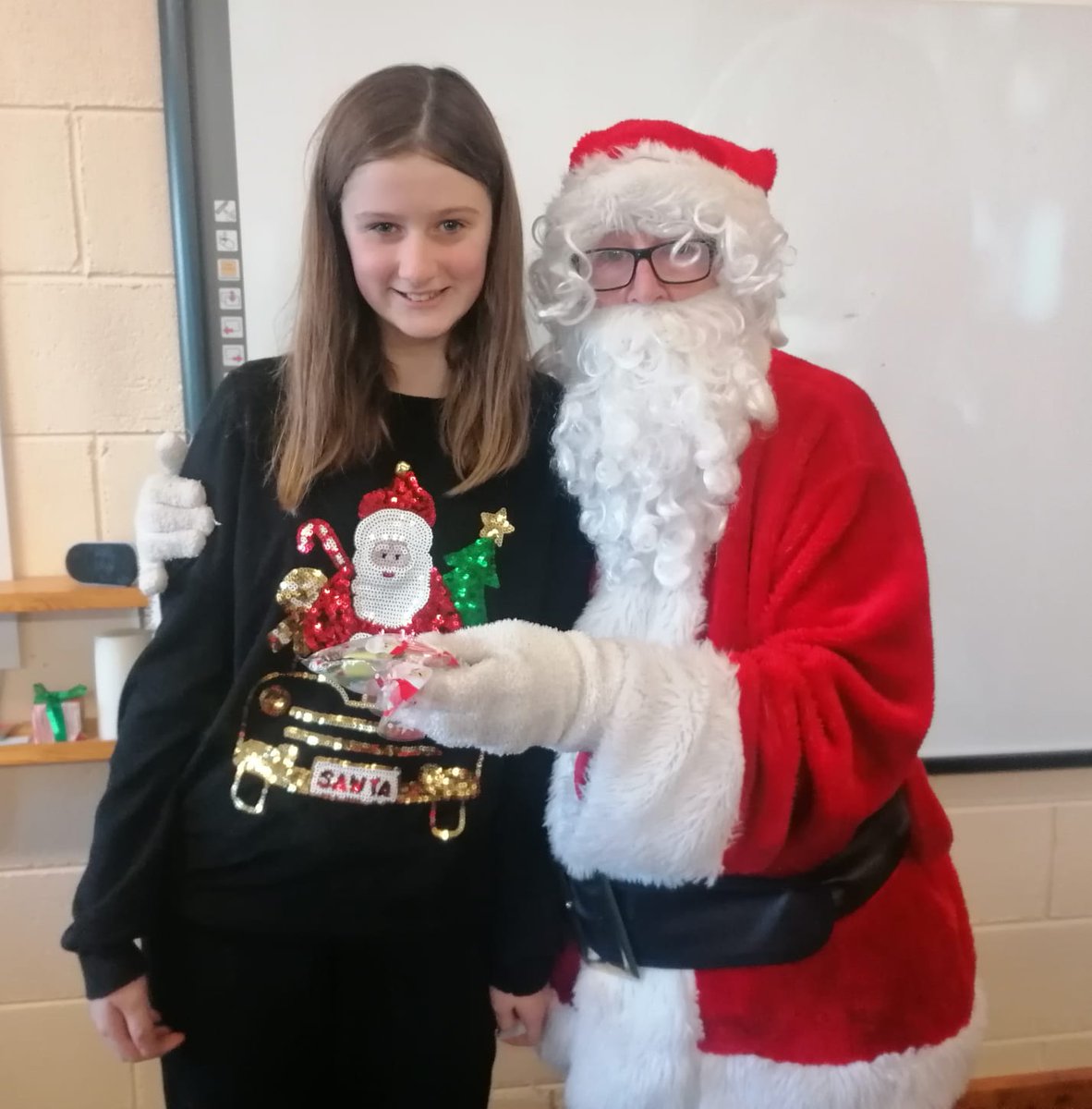 gaelscoilnadug1's tweet photo. Rang 6 Maria ag baint taitneamh as cuairt Daidí na Nollag #GSnaD #AnNollaig https://t.co/fjzC57LhFI