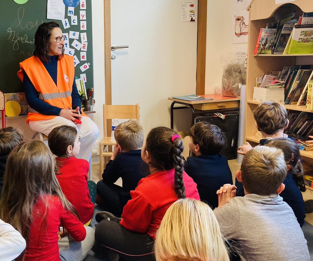 CrfCaen's tweet photo. Jeudi, nous étions à l’école de la Haie-Vigné, pour récupérer 50 boîtes cadeaux à destination d’enfants. 
Un grand merci à Caroline Garcia, enseignante des CP, d’avoir su parfaitement fédérer autour d’elle, les enseignants et les familles d’élèves dans l’organisation de celle-ci. https://t.co/Cd3PVq9Tv8