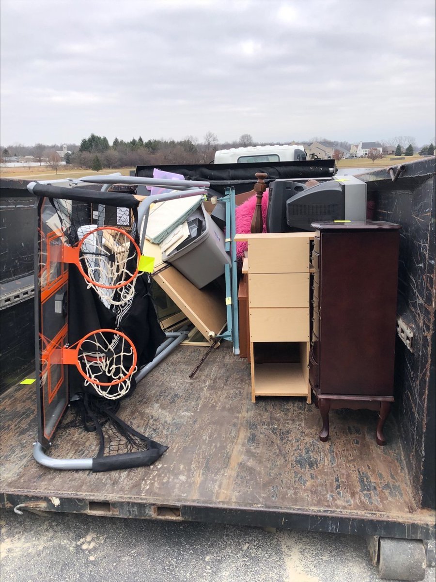 TwoMenBoston's tweet image. 👉🏻TWO MEN AND A TRUCK Junk Removal Service was at the top of someone's wish list📋this year! 🎁We came in and made room for all of the new presents Santa would soon be bringing.🎅There is still time...if you need us, call us!📞twomenandatruck.com/movers/mi/ann-…
