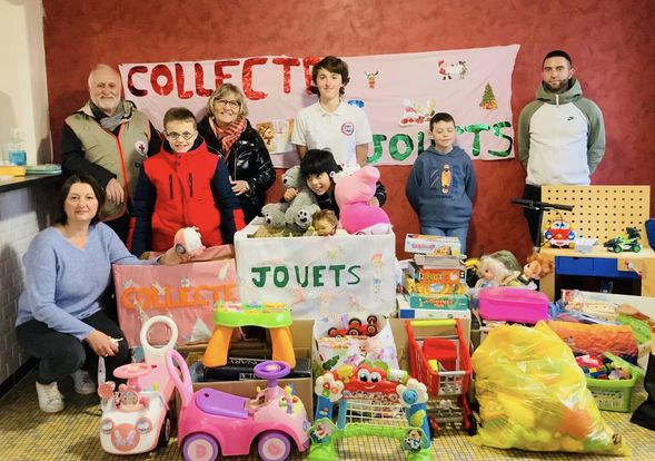 CrfCaen's tweet photo. Nous étions au local ado, au Service enfance &amp; jeunesse Démouville, pour récupérer la collecte organisée par la jeune Lily Huet (16 ans) en SNU, en présence de Mme  Lemarchand, adj. au Maire à la jeunesse, de Solène Bouillet coordinatrice, d’Antoine et Damien les animateurs.🙏🏻 https://t.co/ySlFOC0reD