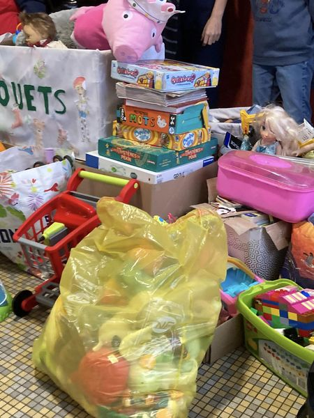 CrfCaen's tweet photo. Nous étions au local ado, au Service enfance &amp; jeunesse Démouville, pour récupérer la collecte organisée par la jeune Lily Huet (16 ans) en SNU, en présence de Mme  Lemarchand, adj. au Maire à la jeunesse, de Solène Bouillet coordinatrice, d’Antoine et Damien les animateurs.🙏🏻 https://t.co/ySlFOC0reD