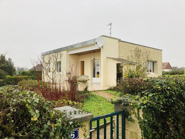 CrfCaen's tweet photo. Nous étions au local ado, au Service enfance &amp; jeunesse Démouville, pour récupérer la collecte organisée par la jeune Lily Huet (16 ans) en SNU, en présence de Mme  Lemarchand, adj. au Maire à la jeunesse, de Solène Bouillet coordinatrice, d’Antoine et Damien les animateurs.🙏🏻 https://t.co/ySlFOC0reD