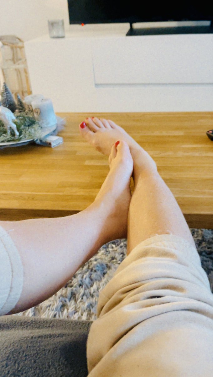 Die Füße gehören nicht auf den Tisch. Doch, meine schon &amp; ihr loser unter den Tisch. Wer will den Platz einnehmen.