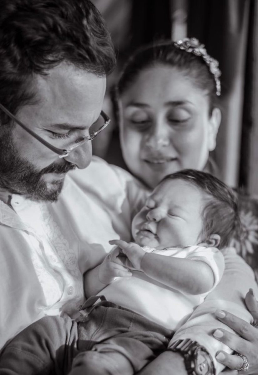 DelhiTimesTweet's tweet image. #ThrowbackTuesday: @sakpataudi shares an unseen #throwback picture of baby #TimTim in abba #SaifAliKhan's arms, clicked by @kunalkemmu 🥰

#KareenaKapoor #Saifeena  #KareenaKapoorKhan #Bollywood #HappyBirthday #Parenthood #Kareena