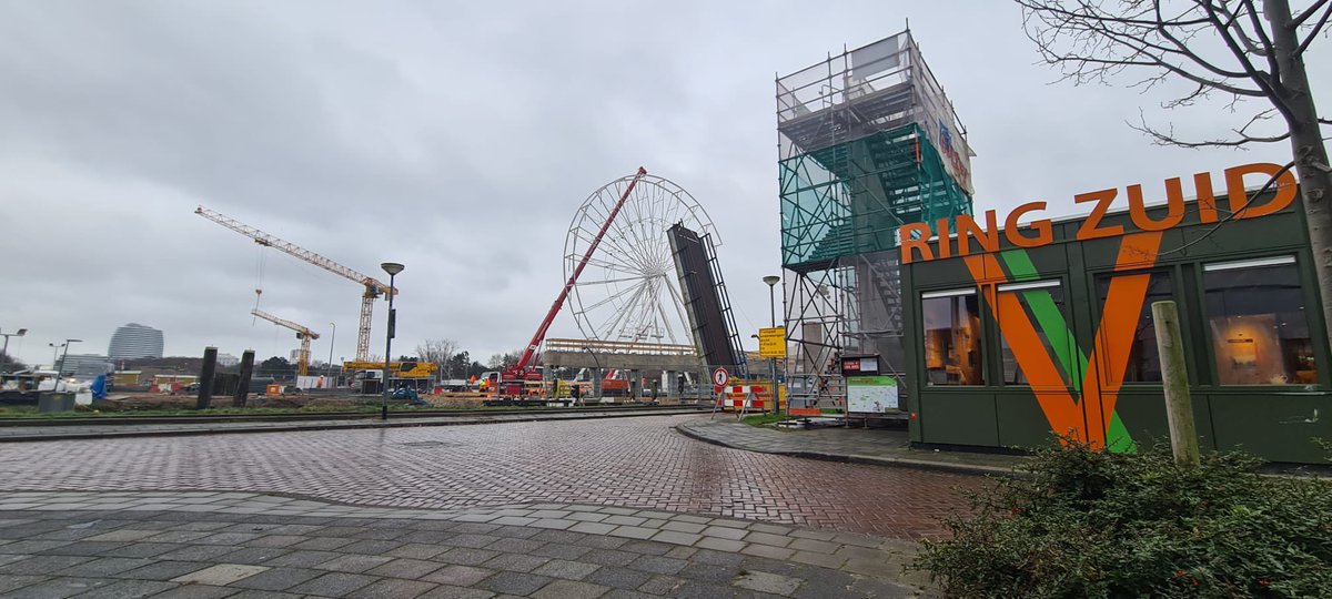 aanpakringzuid's tweet photo. Daar staat ie dan! 🎡 Het reuzenrad is bijna helemaal opgebouwd. Heb jij al tickets gekocht? De opbrengst gaat naar het Beatrix Kinderziekenhuis! Vanaf donderdag gaat het reuzenrad zijn rondjes draaien. 🎄🎅🏼

#hohohoog #AanpakRingZuid #Groningen https://t.co/pDu28gquxC