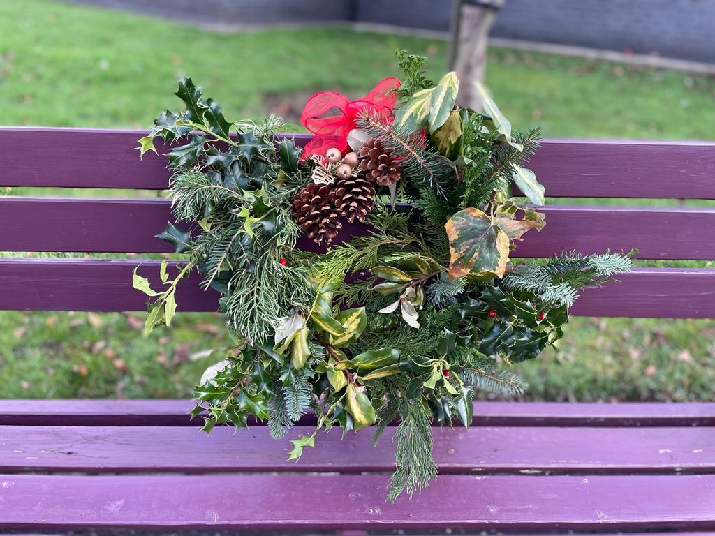 Feeling festive 🎄☃️❄️ wreath making with in-patients from Kylepark @CCInitiatives #occupationaltherapy #christmascrafts #nhs