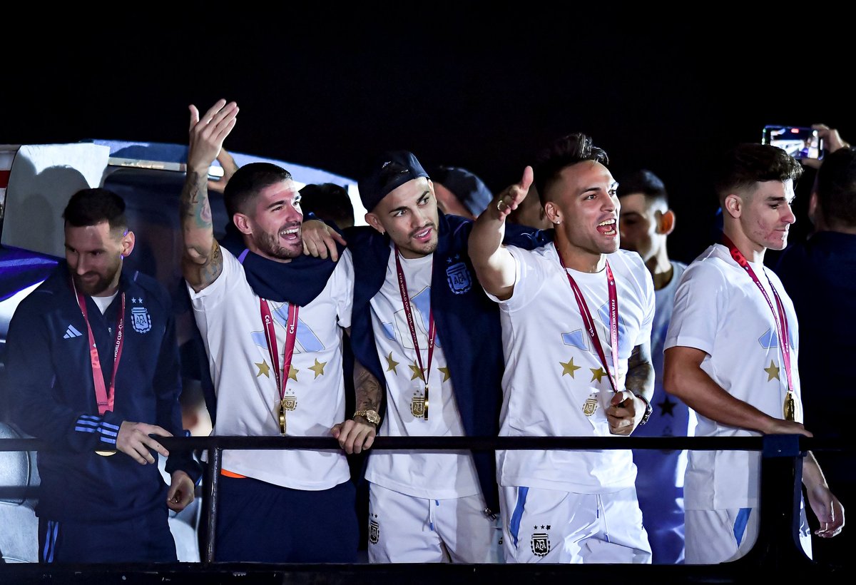 🇦🇷 ¡Llegaron los campeones! ⭐⭐⭐

<a href="/Argentina/">🇦🇷 Selección Argentina ⭐⭐⭐</a> arribó al país y ya se encuentra en el predio de #Ezeiza próximo a recorrer diferentes puntos de la Provincia de Buenos Aires para celebrar con la gente la tercera Copa del Mundo 🏆

#DeportEsMundial 
#TodosJuntos