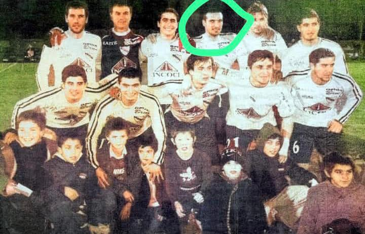 🤯 ¿Lo tenías al técnico campeón del mundo jugando en Porongos de Flores?

🔙 Fue en el partido de los 100 años del club, donde compartió equipo con el Cebolla Rodríguez y el Chori Castro.