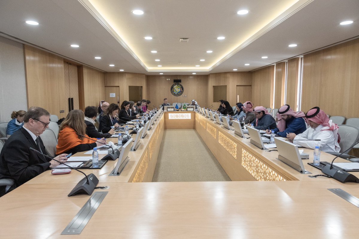 GCCSG's tweet photo. الأمانة العامة لمجلس التعاون تعقد اجتماعاً مع وفد لجنة الشؤون الخارجية في البرلمان الأوروبي 

https://t.co/Wcwaqng0Yk

#مجلس_التعاون https://t.co/fkgtTpgqQU