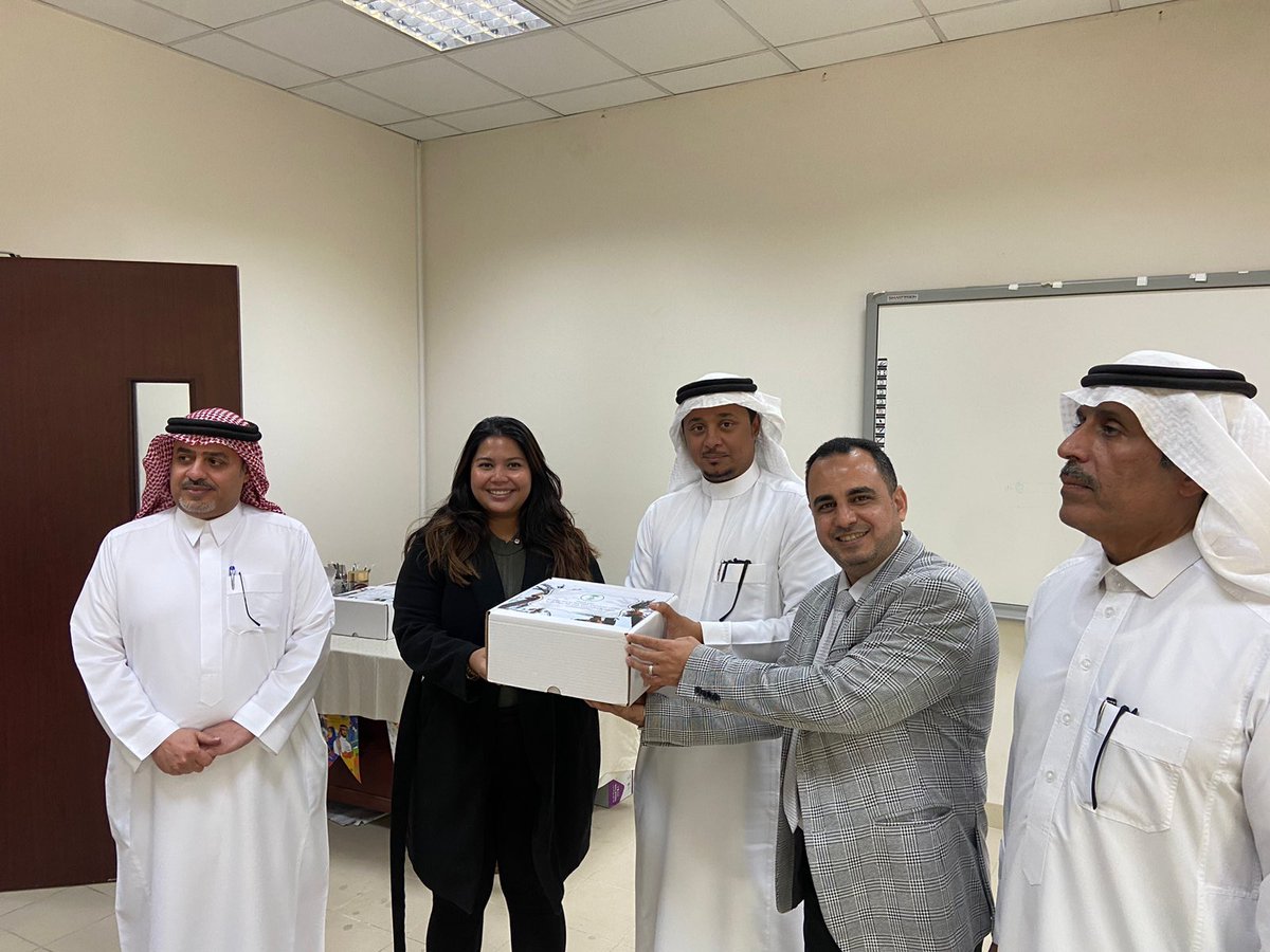 DatePalmcenter's tweet photo. وختامًا .. تم تكريم الزوار بهدايا تذكارية وتقديم بعض منتجات المركز من الصناعات التحويلية للتمور https://t.co/qxgOPKsbgt