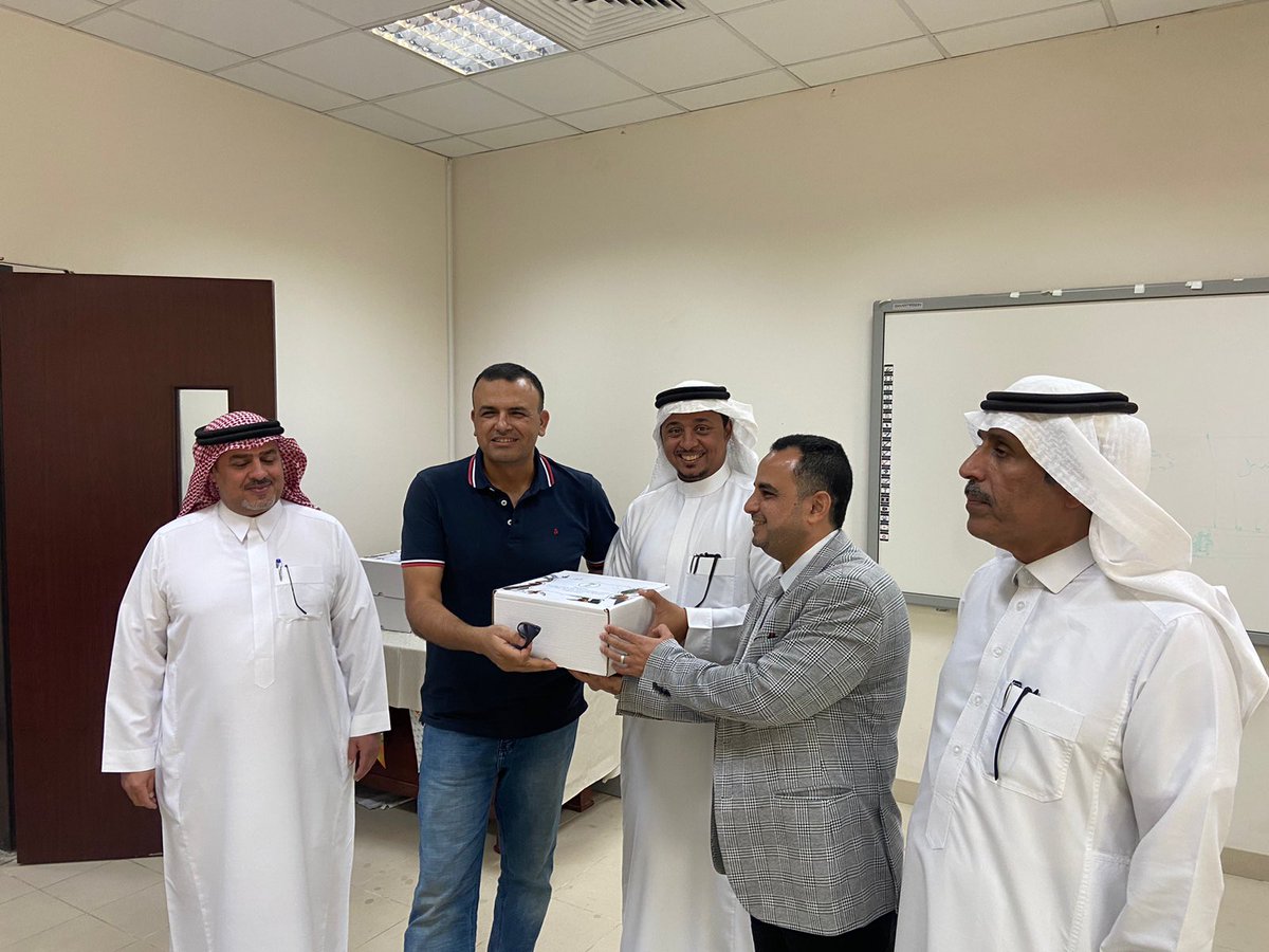 DatePalmcenter's tweet photo. وختامًا .. تم تكريم الزوار بهدايا تذكارية وتقديم بعض منتجات المركز من الصناعات التحويلية للتمور https://t.co/qxgOPKsbgt