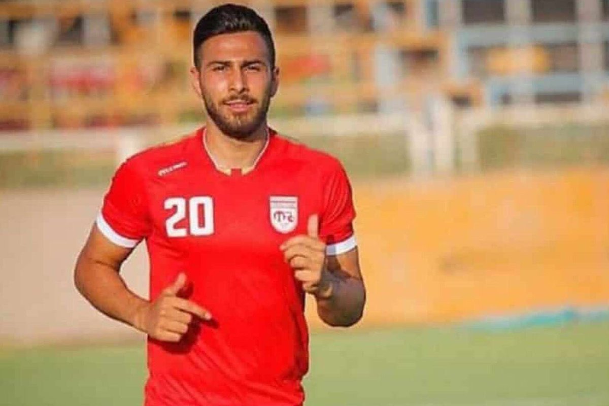 carolinabferrer's tweet photo. El futbolista iraní Amir Nasr-Azadani ha sido condenado a muerte por apoyar las protestas en favor de los derechos de las mujeres en su país. 

Aboguemos por su vida con la misma fuerza con la que gritamos por un gol. Aboguemos por la vida más que por el entretenimiento. https://t.co/V1gaFFBnlK