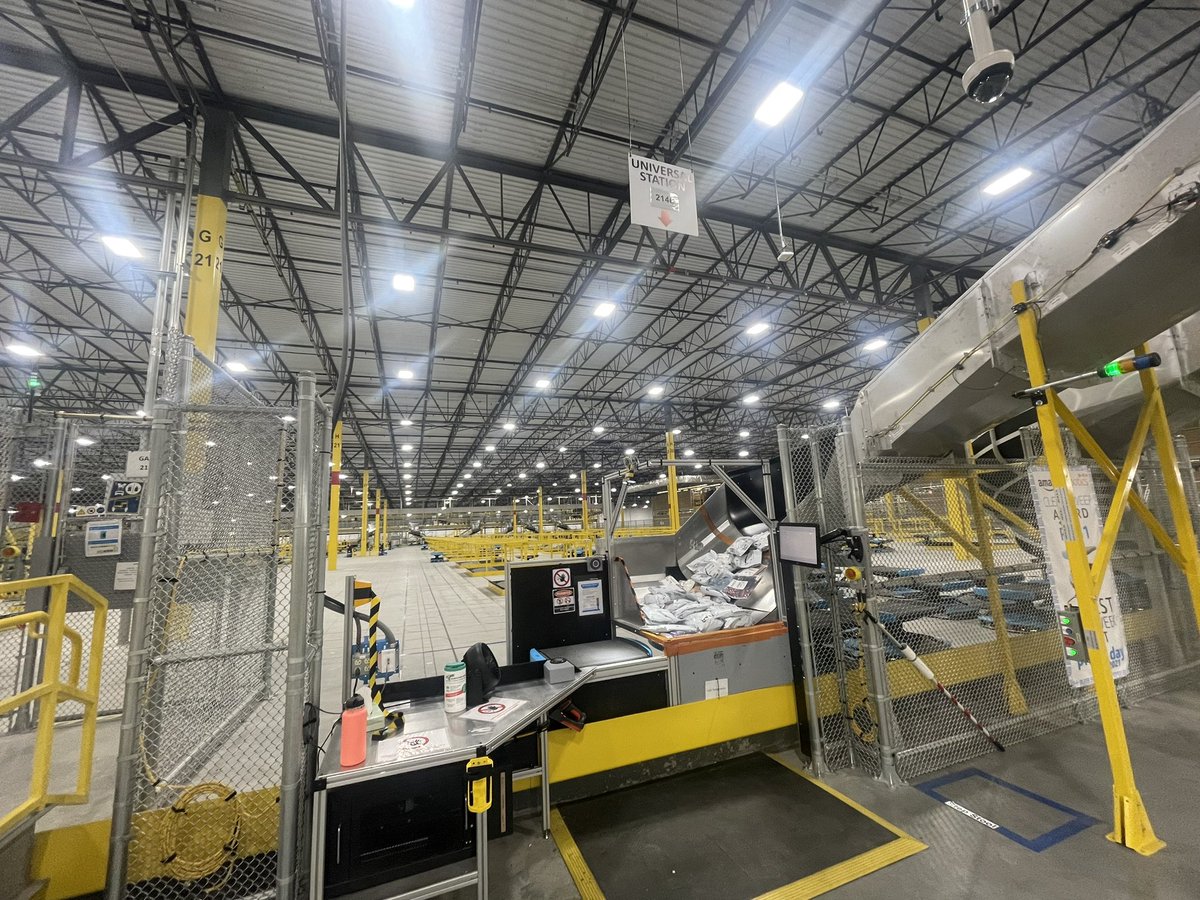 bmchughtv's tweet photo. During the holiday season, 400,000 products a day come through the RDG1 Amazon facility in Berks County 📦🚚 https://t.co/30AAJ894LO