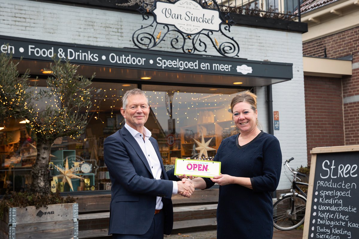 Op vrijdag 16 december overhandigde wethouder @AntoonPeppelman het Deuren Dicht bordje aan Riske Legtenberg-Lourens van de winkel 'Van Sinckel' in Vorden. 
<a href="/gem_bronckhorst/">Gemeente Bronckhorst</a> 

Lees het artikel via de link en hoe jij als ondernemer kunt meedoen! achterhoekonderneemtduurzaam.nl/ondernemers-in…