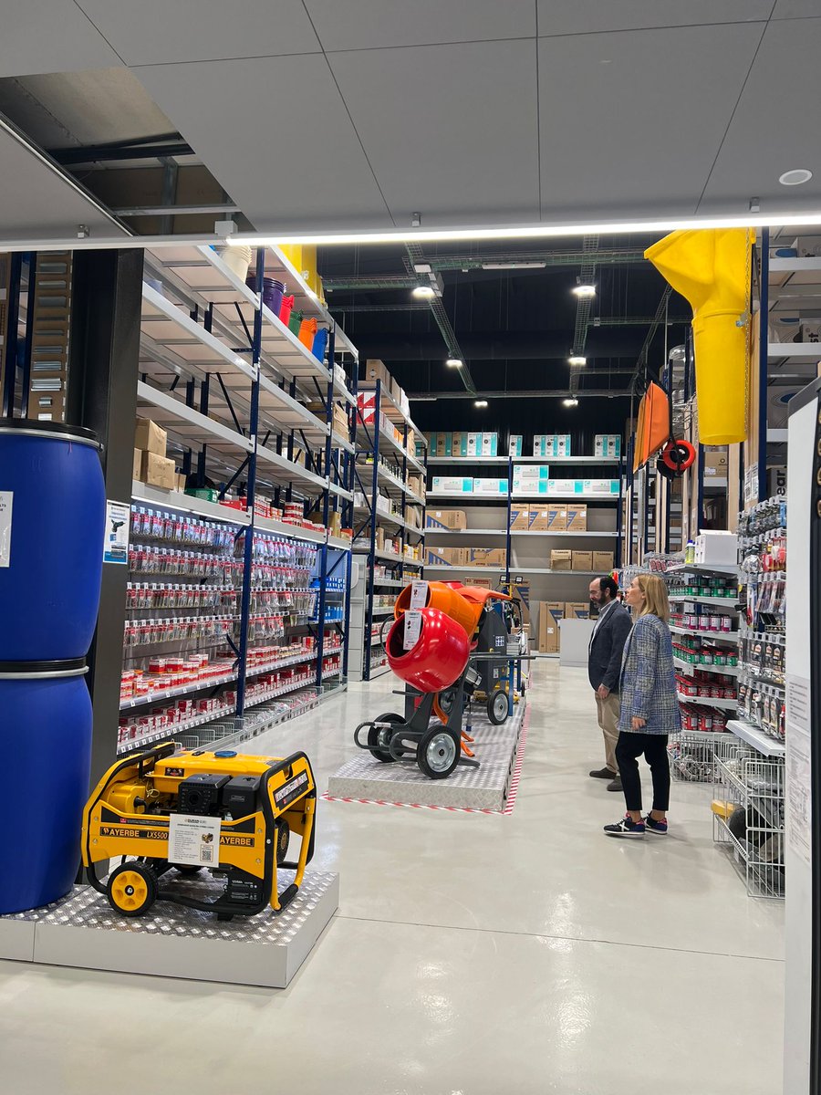 ConstructorsIB's tweet photo. Nuestra directora, @SandraVergerR, ha visitado la nueva tienda de nuestro colaborador @GD_DURAN en #Santanyí acompañada por el Consejero Delegado, Guillermo Durán. Un espacio para dar servicio al sureste de #Mallorca. Enhorabuena¡¡¡ 
👉https://t.co/QEA1OZ79oF
#obras #construccion https://t.co/czReVTMqfX