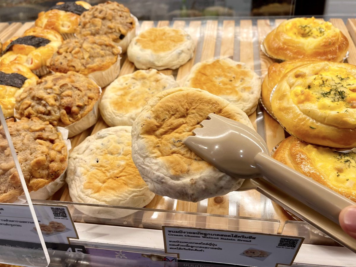 auhmmmmm's tweet photo. ปังวอลนัทลูกเกดชีส!! 🥯✨เห็นหน้าตาแบบนี้คงคิดว่าไม่น่าอร่อย แต่จริงๆน้อนอร่อยมากนะ ขนมปังเนื้อแน่นๆ สอดไส้ลูกเกด ครีมชีส และก็วอลนัท หวานหอม มัน ตัดด้วยรสเปรี้ยวของลูกเกดคืออร่อยมากก ชิ้นละ 39 บาท ที่Tops 😭😭 https://t.co/L2nNgKDG4t