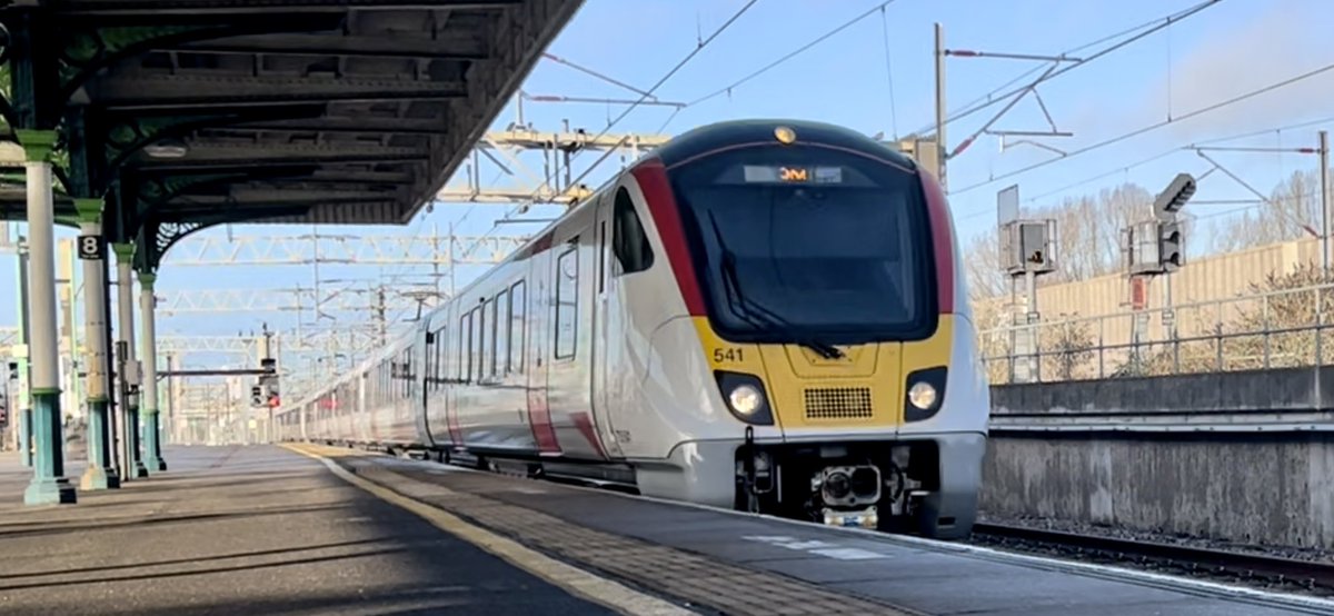 Hello from Nuneaton 👋

Came here to see 720541 + 720118 passing for Rugby on a test run #Class720