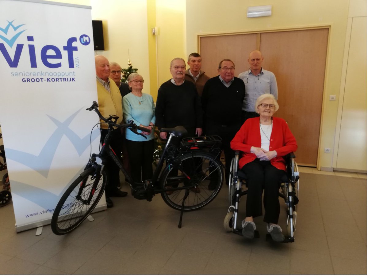 viefwest's tweet photo. Tijdens het kerstfeest van Vief Groot-Kortrijk werd er een elektrische fiets geschonken aan de Korenbloem woon en zorg. Om de zorg een hart onder de riem te steken kreeg elke medewerker ook een fles champagne aangeboden door de Vief-vereniging.
#Vief #senioren #kerstfeest https://t.co/r01mhN5W73