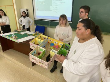 Lucaor15's tweet photo. Es increíble ver lo que los/as compañeros/as pueden conseguir con su creatividad y esfuerzo. Tenéis que sentiros orgullosos de lo que habéis conseguido.
Es increíble.
Seréis grandes docentes.
@JavierUJA y esta asignatura ha sacado lo mejor de vosotros.
#Sapereaude #sapereaude https://t.co/b5AfmbFELU