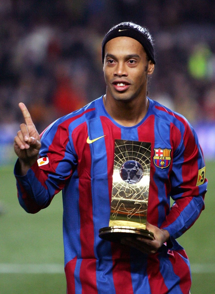10Ronaldinho's tweet photo. Foram 5 anos mágicos e uma experiência de vida que marcam para sempre... ser 3 anos seguidos escolhido entre os 3 melhores do mundo foi algo realmente marcante!!!
Entre tantas outras conquistas pessoais, eu jamais poderia deixar de agradecer a cada um dos companheiros de time + https://t.co/FzkYFthdSt
