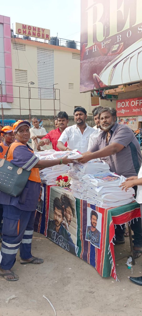 omr_ravi's tweet photo. #இன்று
சென்னை புறநகா்  மாவட்டம் ஆலந்தூர் தொகுதி சார்பாக பரங்கிமலை ஜோதி திரையாரங்கம் முன்பாக தளபதியின் வாரிசு திரைபட பாடல்  வெளியீட்டை முன்னிட்டு கேக் வெட்டி  துப்புராவு பணியாளா்களுக்கு பெட்சீட்  வழங்குப்பட்டது https://t.co/lvkqMXXQYQ