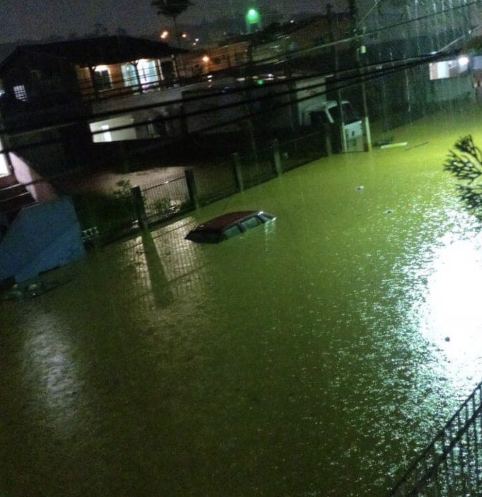 laerschuster's tweet photo. Dois adolescentes morrem soterrados em Camboriu. O volume intenso de chuva machuca novamente várias regiões de SC. Minha solidariedade, apoio e oração às famílias atingidas. O mau tempo deve prevalecer ainda hoje. Redobremos os cuidados. Qq sinal de urgência ligue: 199 ou 193. https://t.co/lJYksj5YbD