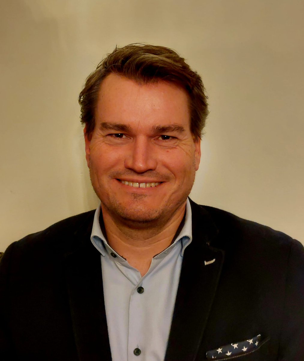 De gemeente #Bergeijk heeft vanochtend Dries Ewalds benoemd tot gemeentesecretaris/algemeen directeur. Hij volgt per 1 februari 2023 interim-secretaris Jacko van der Windt op. Ewalds is momenteel nog afdelingshoofd Leefomgeving, Wonen en Economie bij de gemeente #Oss.